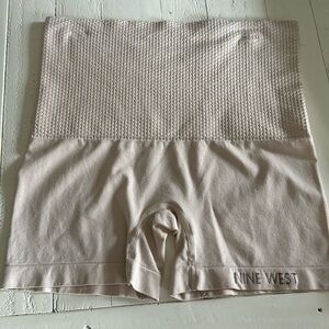 Nine West size large Shapeware 92% nylon 8% ELASTANE skin tone